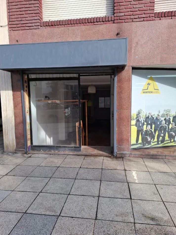 LOCAL COMERCIAL A LA CALLE EN LA PERLA, A 100 METROS DE PLAZA ESPAÑA VENDE Y PERMUTA