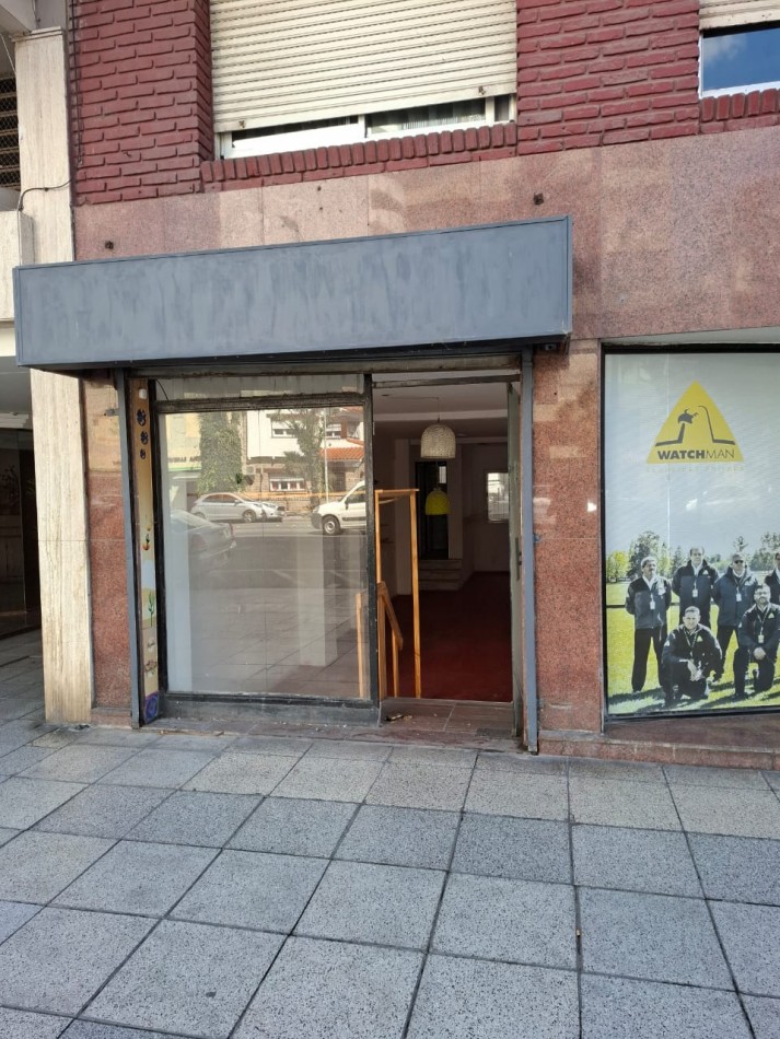 LOCAL COMERCIAL A LA CALLE EN LA PERLA, A 100 METROS DE PLAZA ESPAÑA VENDE Y PERMUTA