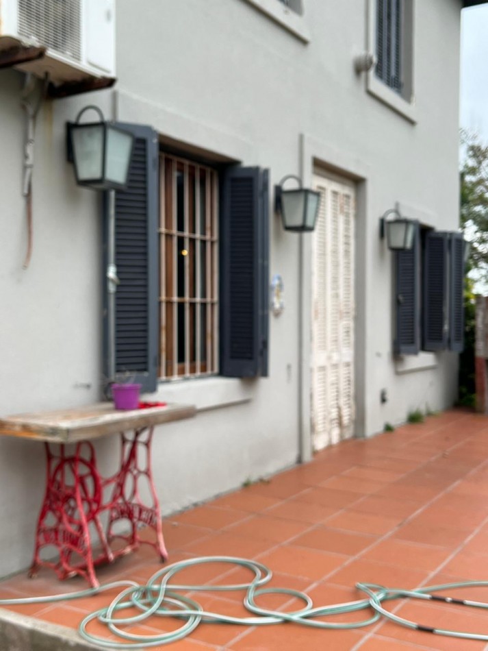 CASA DE 3 AMB CON PARQUE, SOBRE LOTE DE 400M2 EN SAN EDUARDO DEL MAR. APTO CREDITO