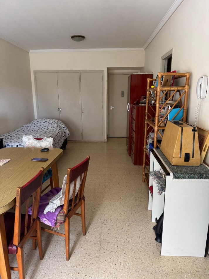 DEPARTAMENTO DE 1 AMB CON BALCON A LA CALLE EN 2DO.PISO POR ESCALERA, VENDE Y PERMUTA. APTO CREDITO