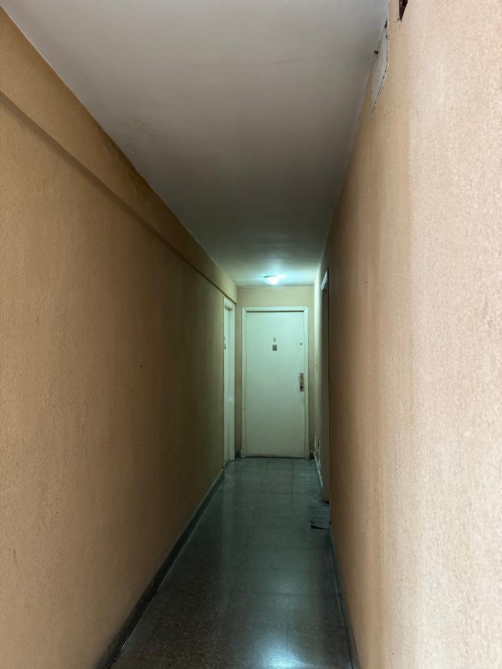 DEPARTAMENTO DE 1 AMB CON BALCON A LA CALLE EN 2DO.PISO POR ESCALERA, VENDE Y PERMUTA. APTO CREDITO