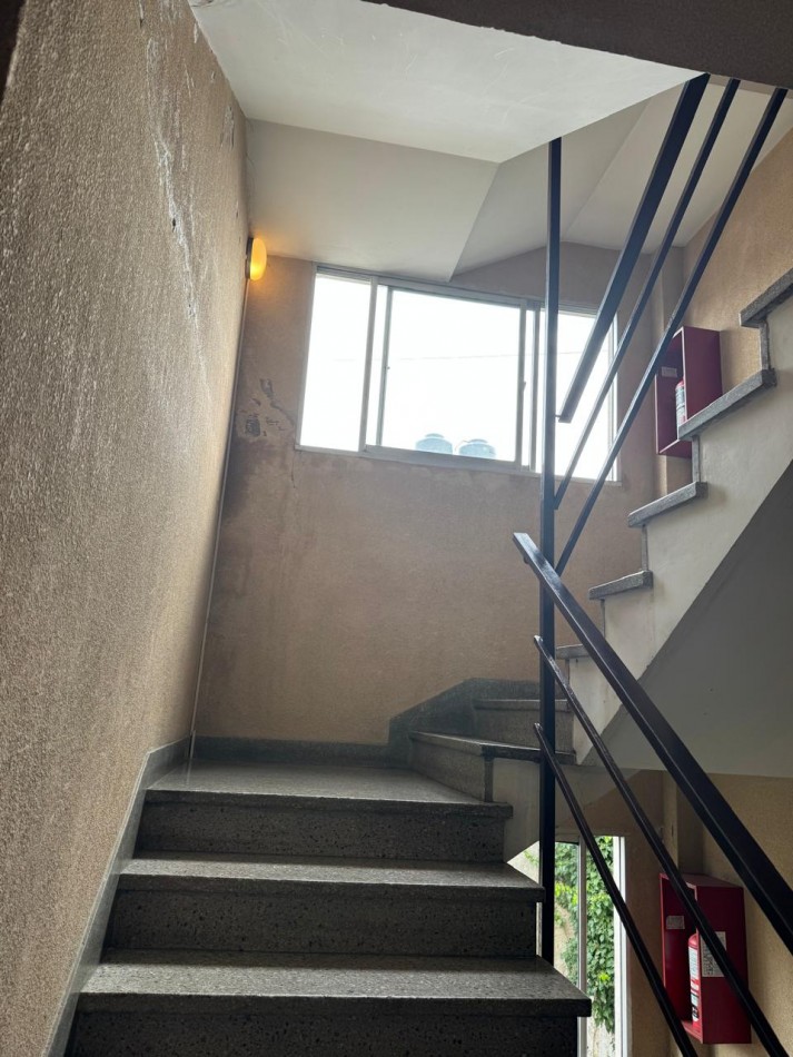 DEPARTAMENTO DE 1 AMB CON BALCON A LA CALLE EN 2DO.PISO POR ESCALERA, VENDE Y PERMUTA. APTO CREDITO