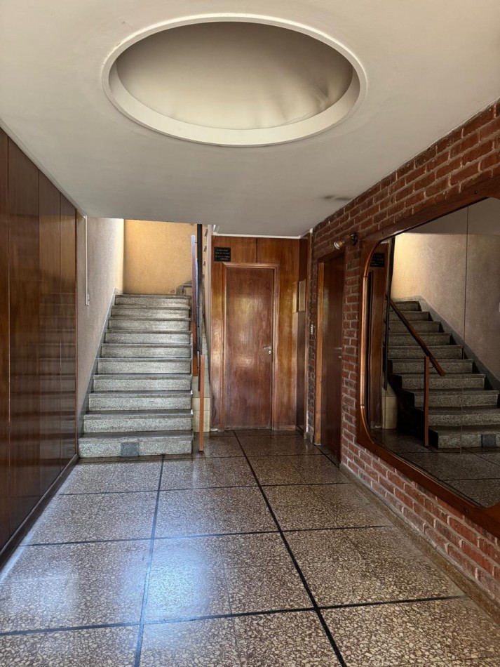 DEPARTAMENTO DE 1 AMB CON BALCON A LA CALLE EN 2DO.PISO POR ESCALERA, VENDE Y PERMUTA. APTO CREDITO