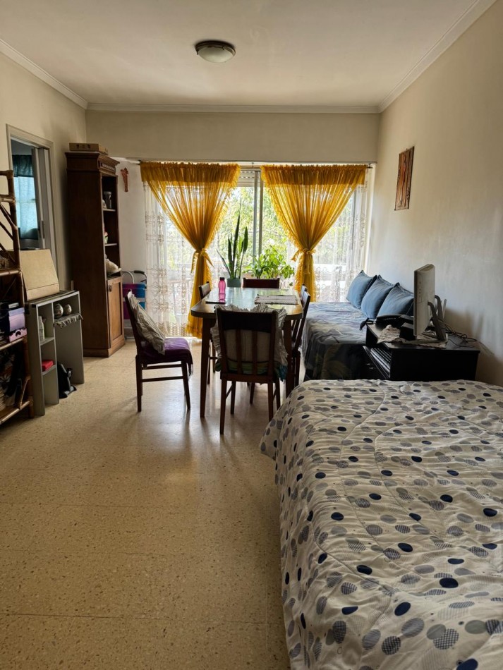 DEPARTAMENTO DE 1 AMB CON BALCON A LA CALLE EN 2DO.PISO POR ESCALERA, VENDE Y PERMUTA. APTO CREDITO