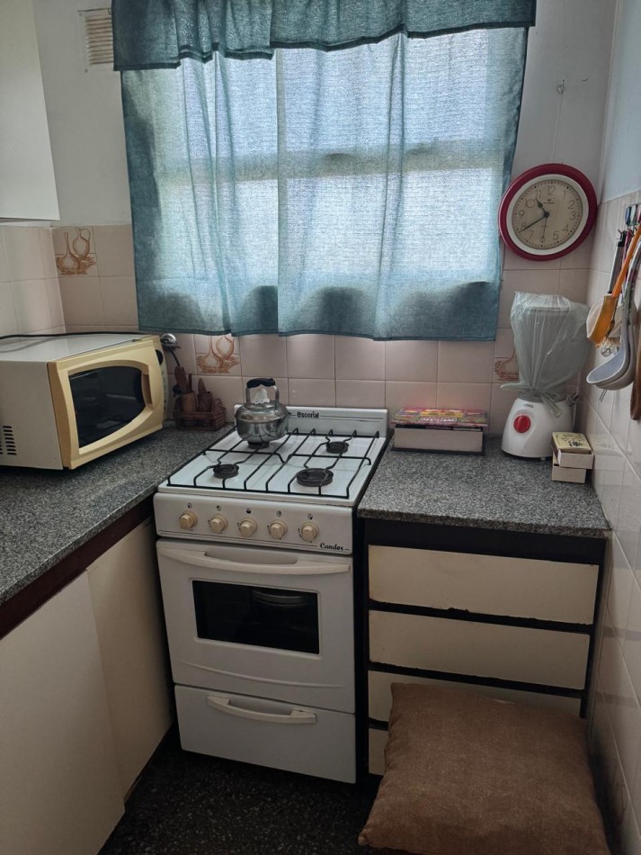 DEPARTAMENTO DE 1 AMB CON BALCON A LA CALLE EN 2DO.PISO POR ESCALERA, VENDE Y PERMUTA. APTO CREDITO
