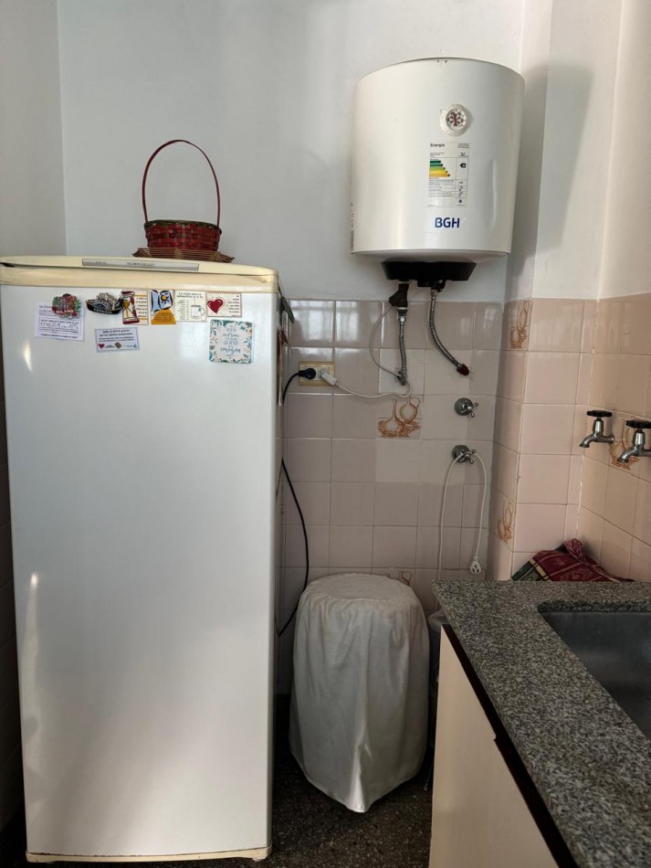 DEPARTAMENTO DE 1 AMB CON BALCON A LA CALLE EN 2DO.PISO POR ESCALERA, VENDE Y PERMUTA. APTO CREDITO