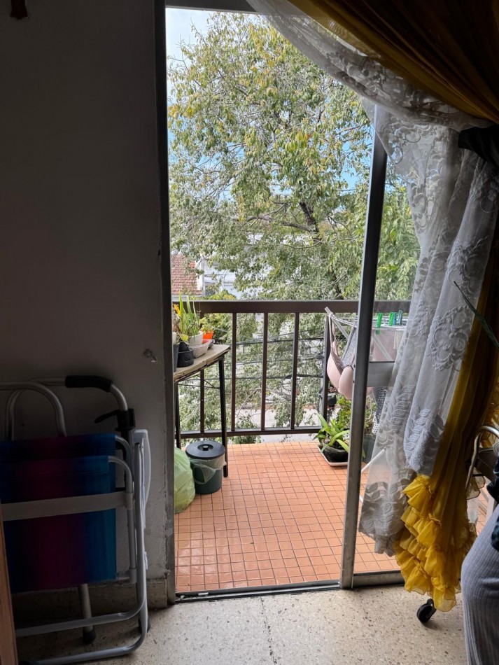 DEPARTAMENTO DE 1 AMB CON BALCON A LA CALLE EN 2DO.PISO POR ESCALERA, VENDE Y PERMUTA. APTO CREDITO