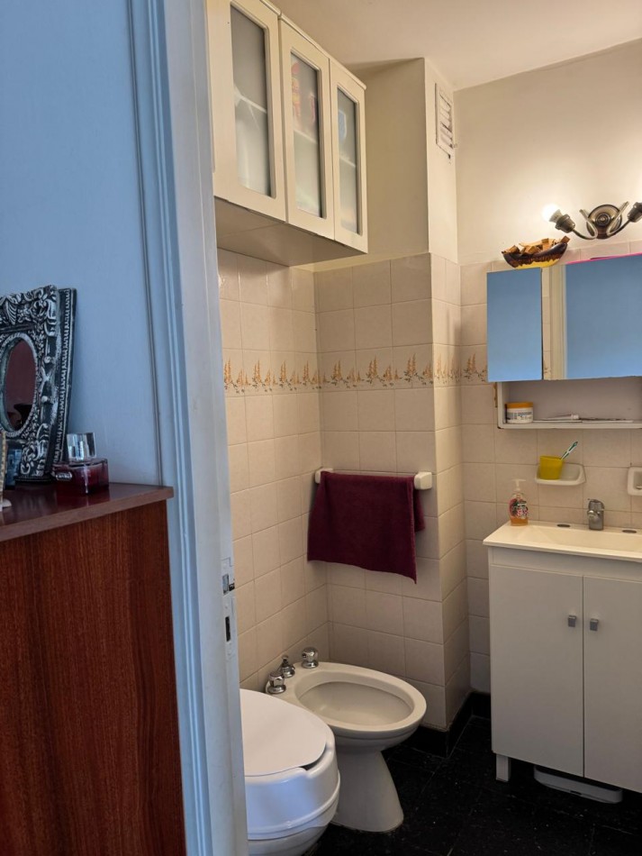 DEPARTAMENTO DE 1 AMB CON BALCON A LA CALLE EN 2DO.PISO POR ESCALERA, VENDE Y PERMUTA. APTO CREDITO