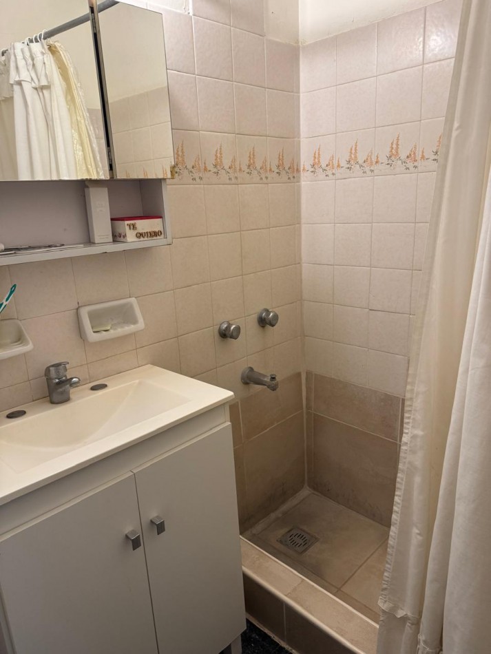 DEPARTAMENTO DE 1 AMB CON BALCON A LA CALLE EN 2DO.PISO POR ESCALERA, VENDE Y PERMUTA. APTO CREDITO