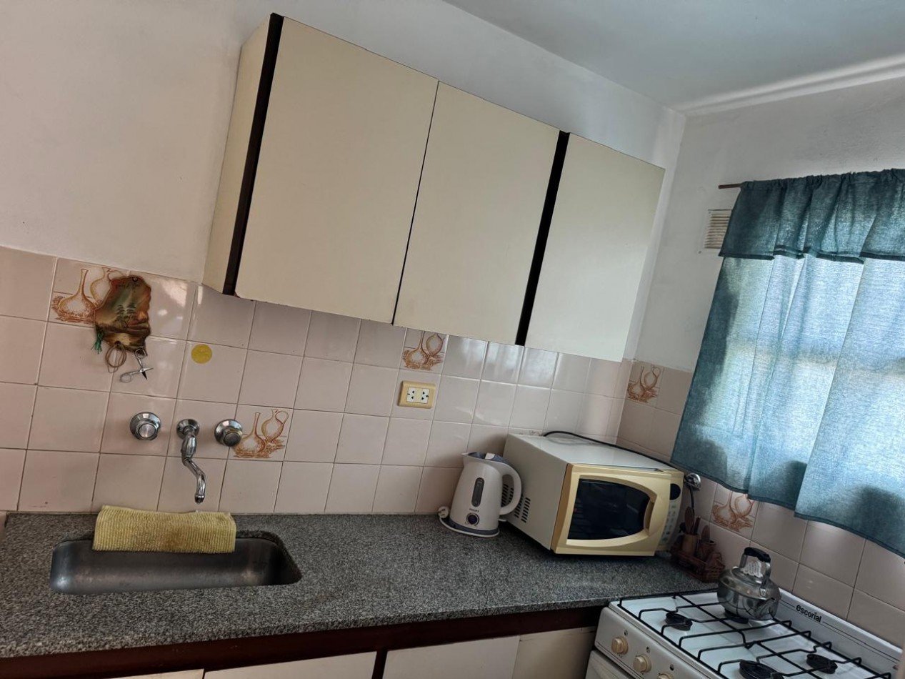 DEPARTAMENTO DE 1 AMB CON BALCON A LA CALLE EN 2DO.PISO POR ESCALERA, VENDE Y PERMUTA. APTO CREDITO