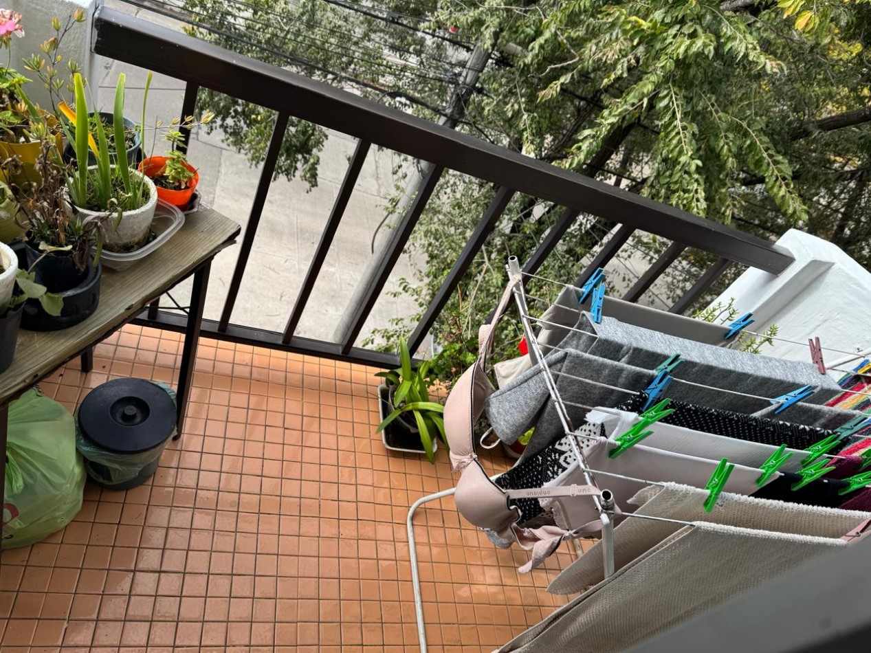 DEPARTAMENTO DE 1 AMB CON BALCON A LA CALLE EN 2DO.PISO POR ESCALERA, VENDE Y PERMUTA. APTO CREDITO