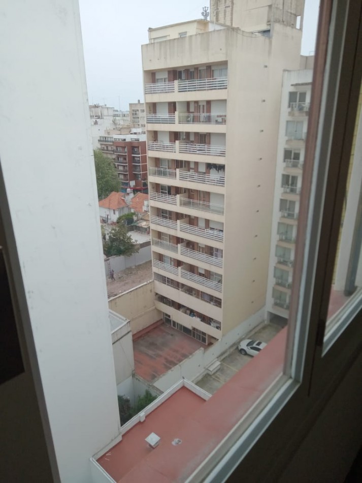 DEPARTAMENTO DE 3 AMBIENTES CON BALCON A LA CALLE Y COCHERA EN LA PERLA