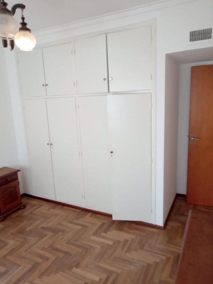 DEPARTAMENTO DE 3 AMBIENTES CON BALCON A LA CALLE Y COCHERA EN LA PERLA