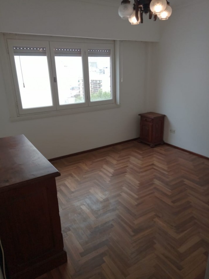 DEPARTAMENTO DE 3 AMBIENTES CON BALCON A LA CALLE Y COCHERA EN LA PERLA