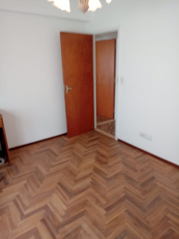 DEPARTAMENTO DE 3 AMBIENTES CON BALCON A LA CALLE Y COCHERA EN LA PERLA