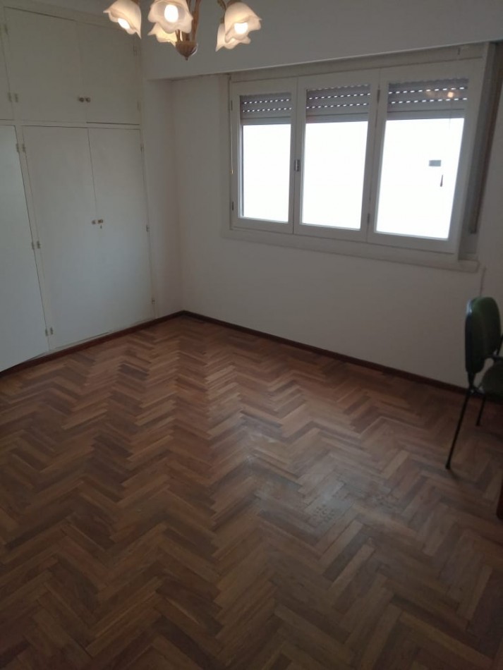 DEPARTAMENTO DE 3 AMBIENTES CON BALCON A LA CALLE Y COCHERA EN LA PERLA