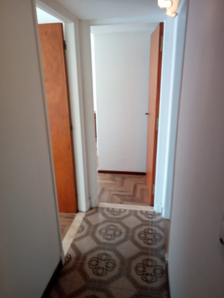 DEPARTAMENTO DE 3 AMBIENTES CON BALCON A LA CALLE Y COCHERA EN LA PERLA