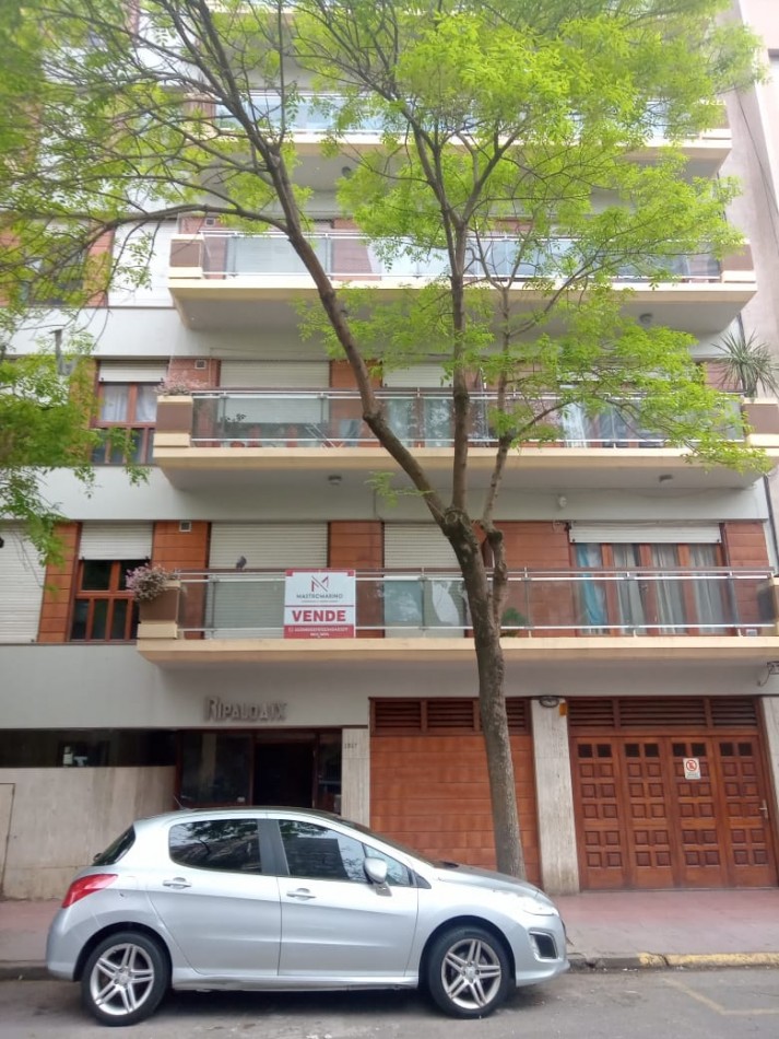 DEPARTAMENTO DE 3 AMBIENTES CON BALCON A LA CALLE Y COCHERA EN LA PERLA