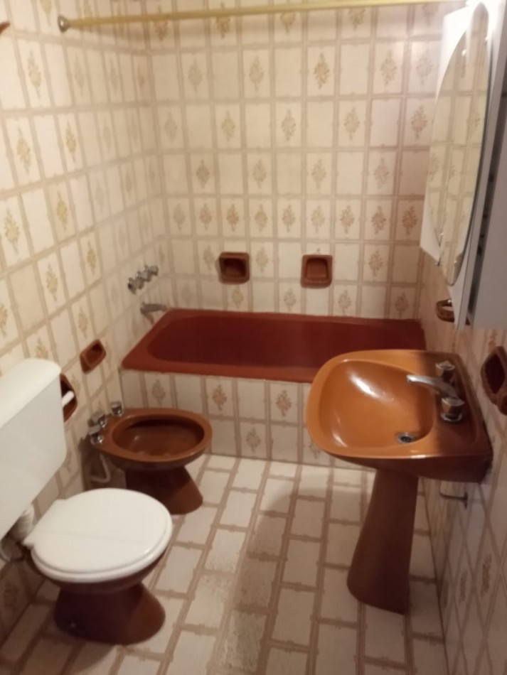 DEPARTAMENTO DE 3 AMBIENTES CON BALCON A LA CALLE Y COCHERA EN LA PERLA