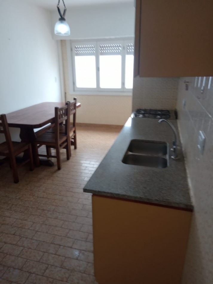 DEPARTAMENTO DE 3 AMBIENTES CON BALCON A LA CALLE Y COCHERA EN LA PERLA