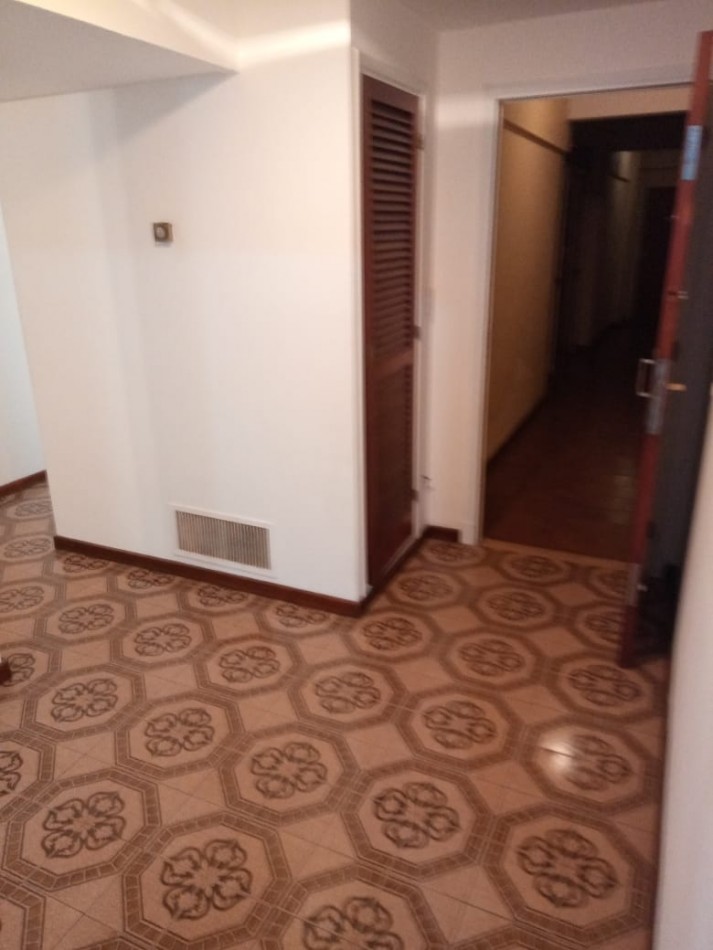 DEPARTAMENTO DE 3 AMBIENTES CON BALCON A LA CALLE Y COCHERA EN LA PERLA