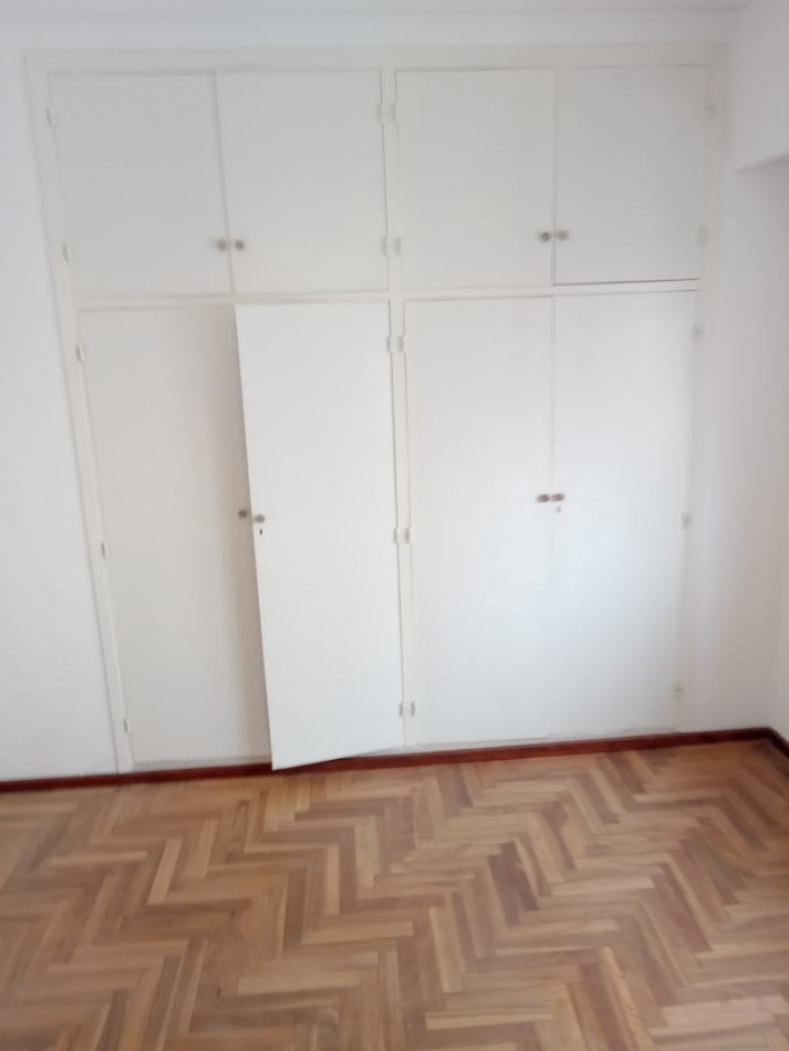 DEPARTAMENTO DE 3 AMBIENTES CON BALCON A LA CALLE Y COCHERA EN LA PERLA
