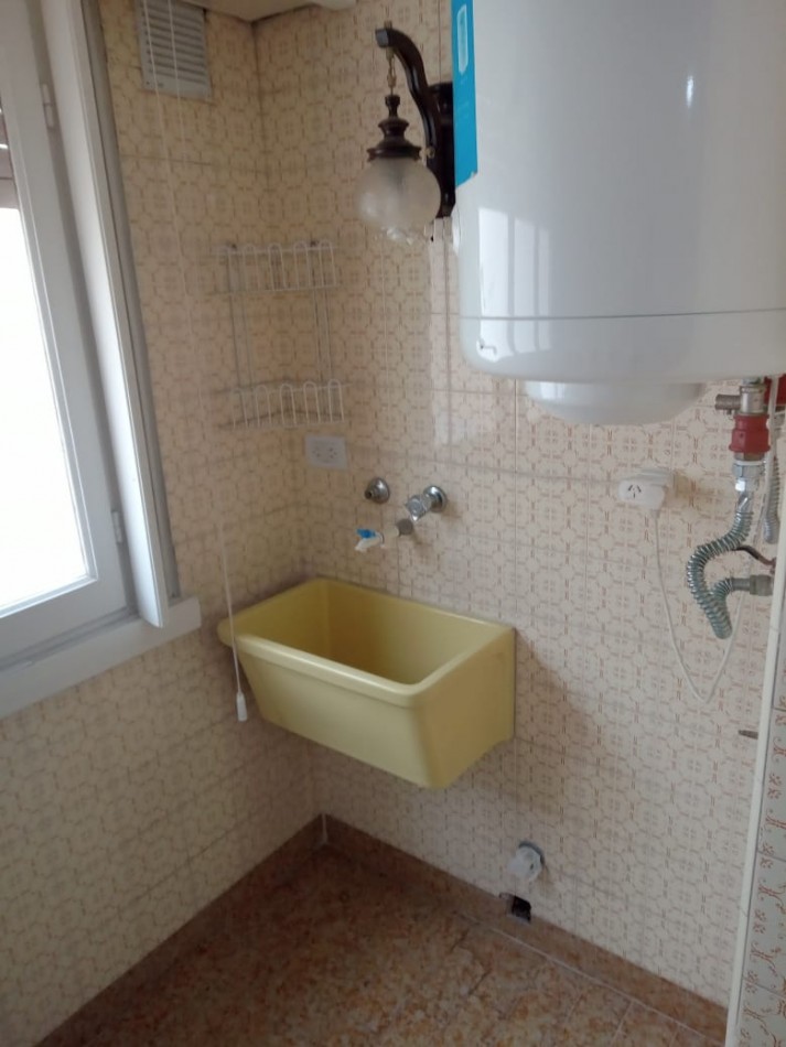 DEPARTAMENTO DE 3 AMBIENTES CON BALCON A LA CALLE Y COCHERA EN LA PERLA