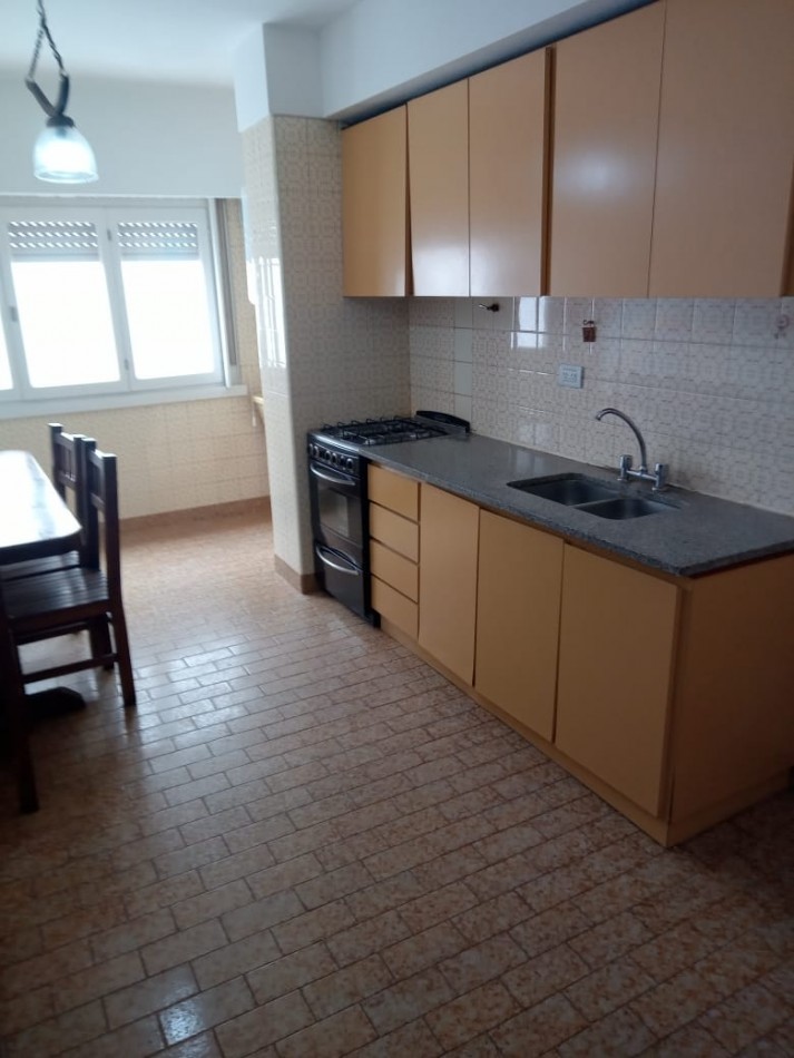 DEPARTAMENTO DE 3 AMBIENTES CON BALCON A LA CALLE Y COCHERA EN LA PERLA