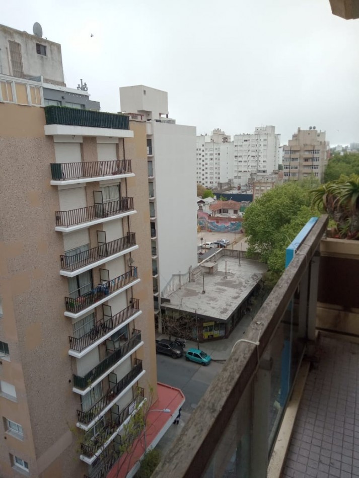 DEPARTAMENTO DE 3 AMBIENTES CON BALCON A LA CALLE Y COCHERA EN LA PERLA