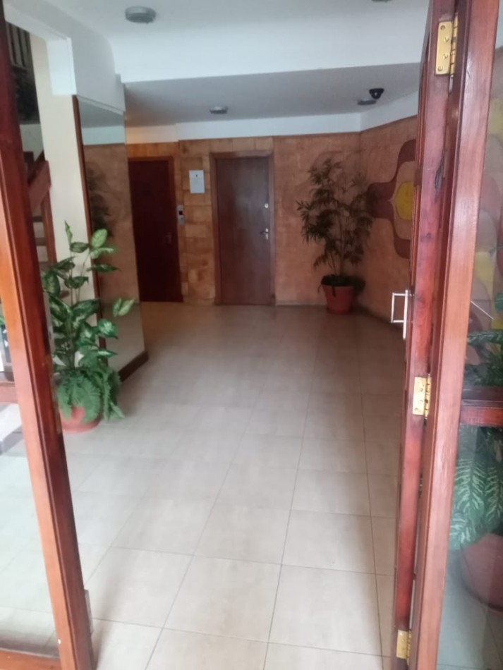 DEPARTAMENTO DE 3 AMBIENTES CON BALCON A LA CALLE Y COCHERA EN LA PERLA
