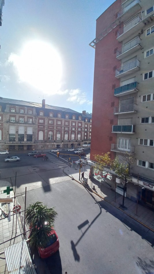 DEPARTAMENTO DE 2 AMBIENTES A LA CALLE CON BALCON CERRADO Y VISTA AL HOTEL PROVINCIAL 