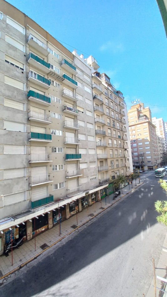 DEPARTAMENTO DE 2 AMBIENTES A LA CALLE CON BALCON CERRADO Y VISTA AL HOTEL PROVINCIAL 