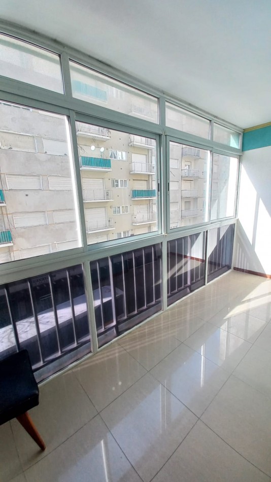 DEPARTAMENTO DE 2 AMBIENTES A LA CALLE CON BALCON CERRADO Y VISTA AL HOTEL PROVINCIAL 