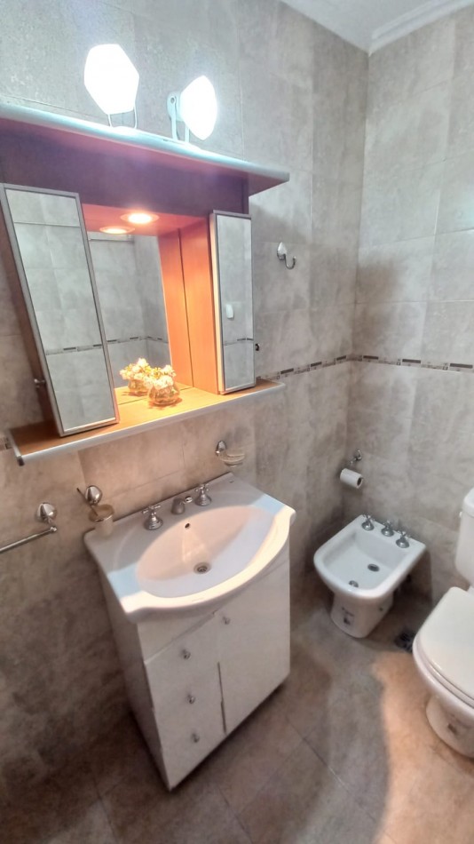 DEPARTAMENTO DE 2 AMBIENTES A LA CALLE CON BALCON CERRADO Y VISTA AL HOTEL PROVINCIAL 