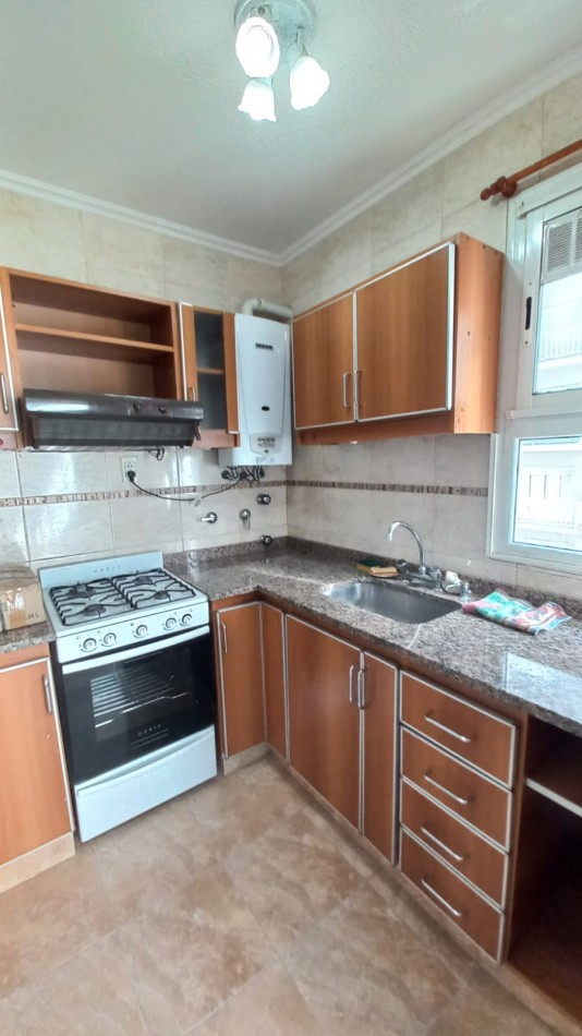 DEPARTAMENTO DE 2 AMBIENTES A LA CALLE CON BALCON CERRADO Y VISTA AL HOTEL PROVINCIAL 