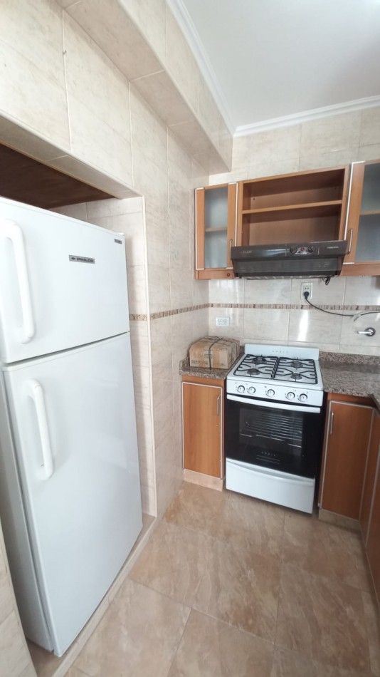 DEPARTAMENTO DE 2 AMBIENTES A LA CALLE CON BALCON CERRADO Y VISTA AL HOTEL PROVINCIAL 