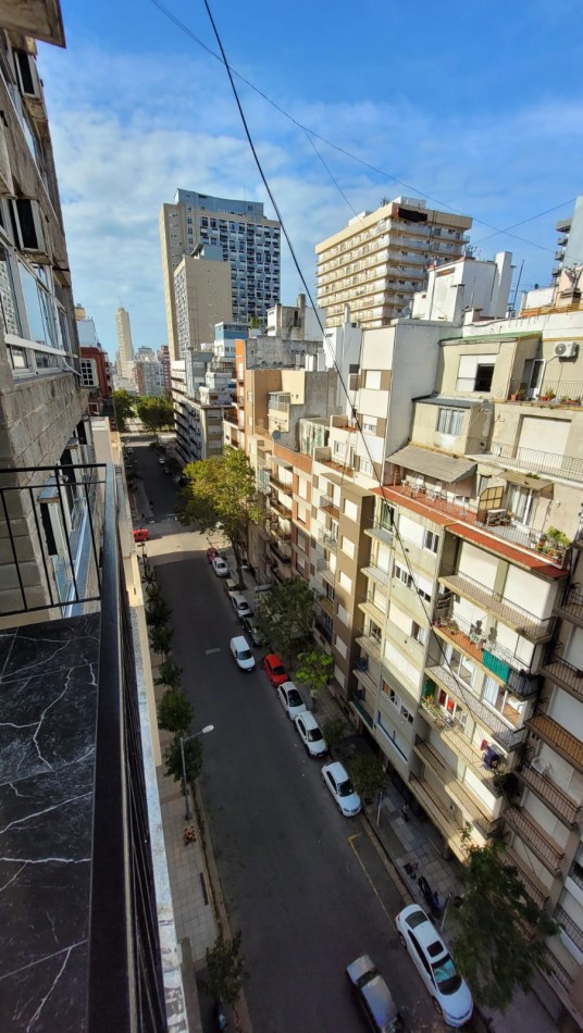 DEPARTAMENTO 2 AMBIENTES CON BALCON A LA CALLE EN PLAZA COLON 