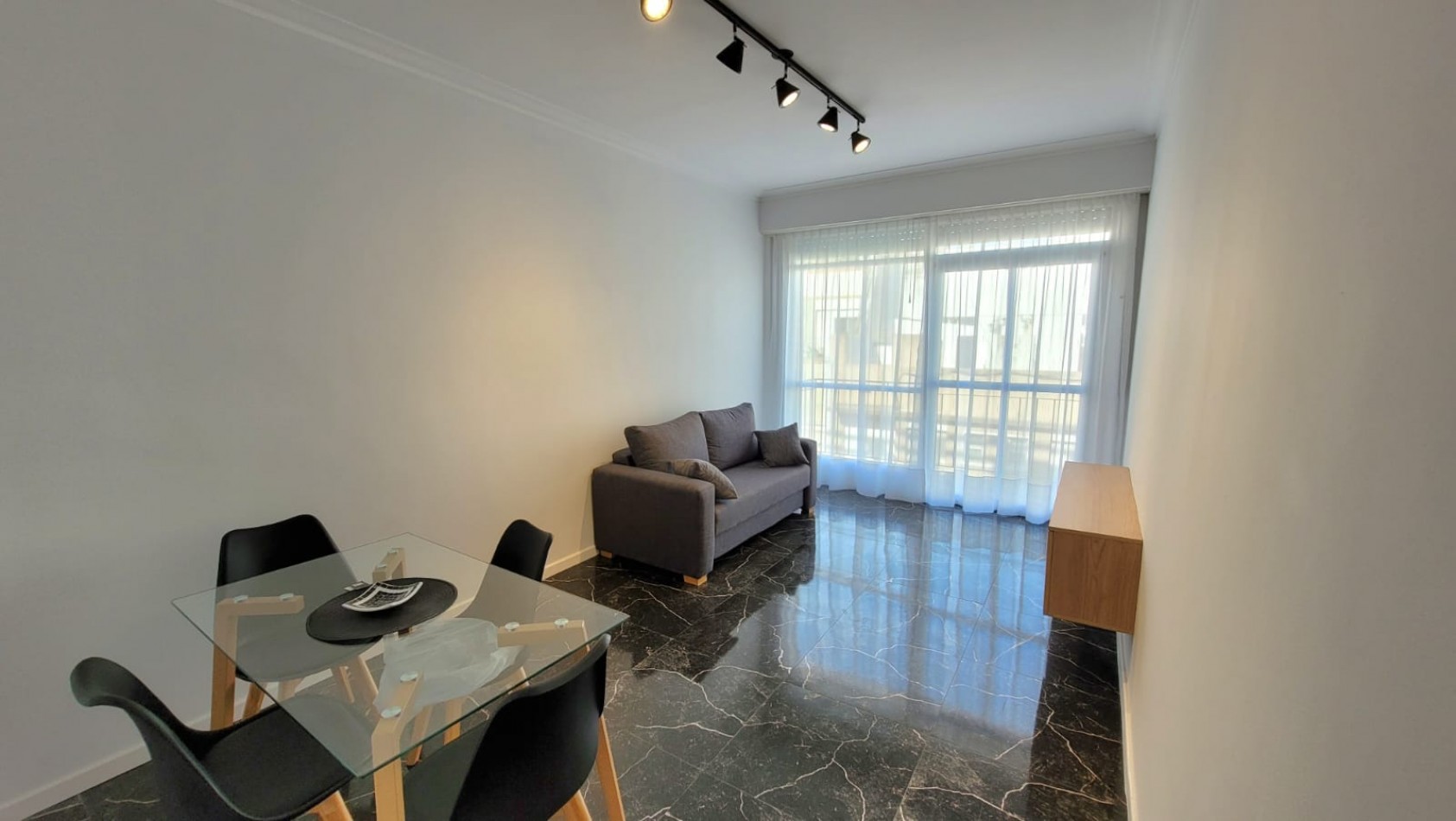 DEPARTAMENTO 2 AMBIENTES CON BALCON A LA CALLE EN PLAZA COLON 