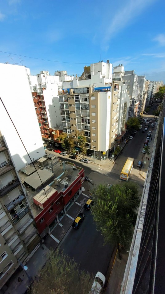 DEPARTAMENTO 2 AMBIENTES CON BALCON A LA CALLE EN PLAZA COLON 