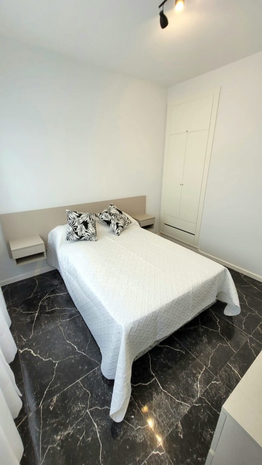 DEPARTAMENTO 2 AMBIENTES CON BALCON A LA CALLE EN PLAZA COLON 
