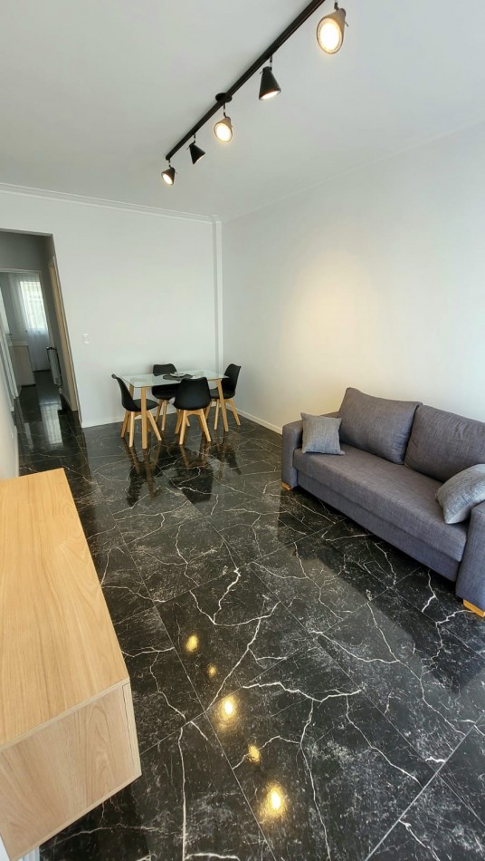 DEPARTAMENTO 2 AMBIENTES CON BALCON A LA CALLE EN PLAZA COLON 