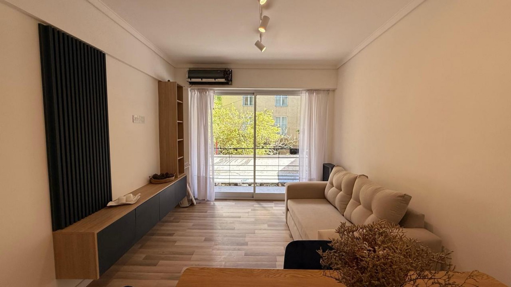 DEPARTAMENTO 2 AMBIENTES CON BALCON A LA CALLE EN PLAZA COLON