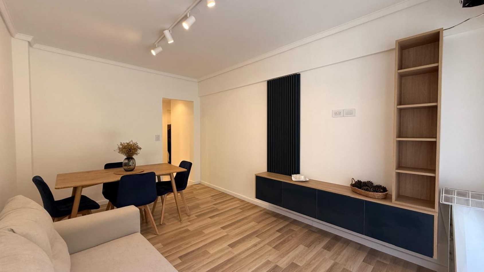DEPARTAMENTO 2 AMBIENTES CON BALCON A LA CALLE EN PLAZA COLON