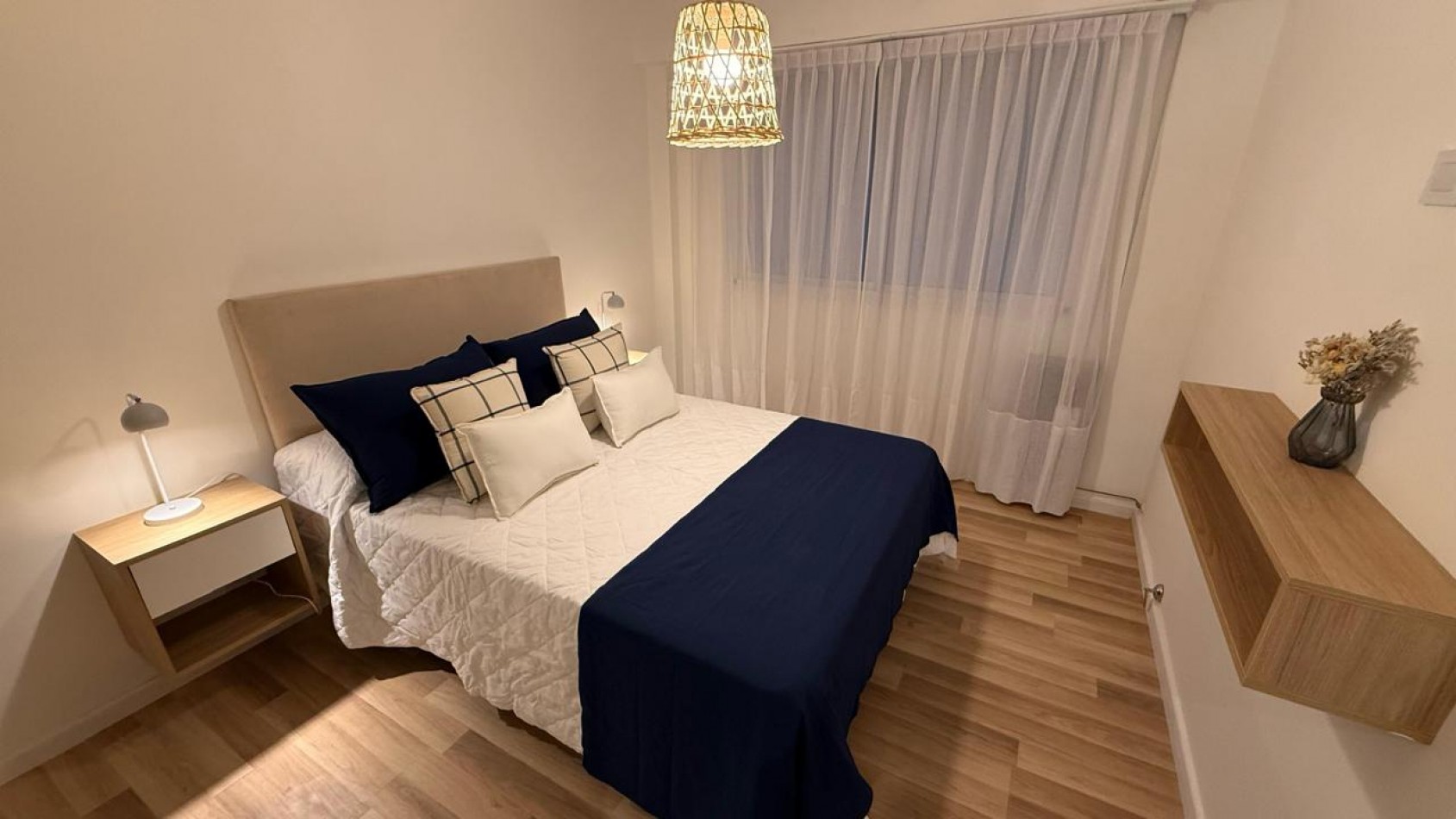 DEPARTAMENTO 2 AMBIENTES CON BALCON A LA CALLE EN PLAZA COLON