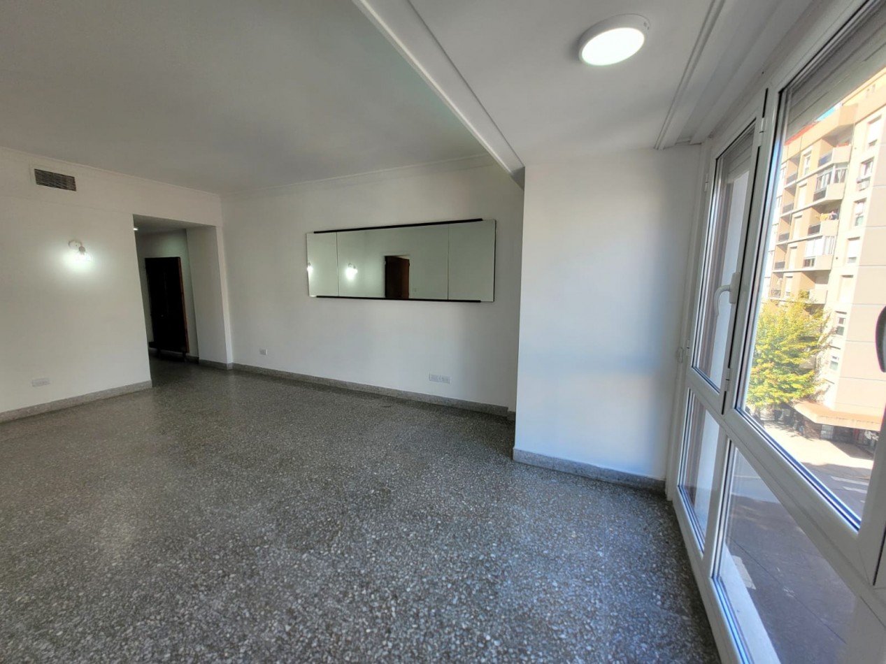DEPARTAMENTO 3 AMBIENTES CON BALCON SALIENTE