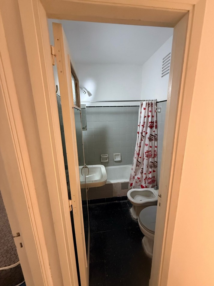 DEPARTAMENTO 2 AMBIENTES CON BALCON A LA CALLE, PATIO Y DEPENDENCIA  DE SERVICIO EN ALDREY