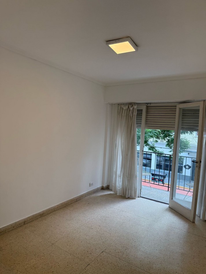 DEPARTAMENTO 2 AMBIENTES CON BALCON A LA CALLE, PATIO Y DEPENDENCIA  DE SERVICIO EN ALDREY
