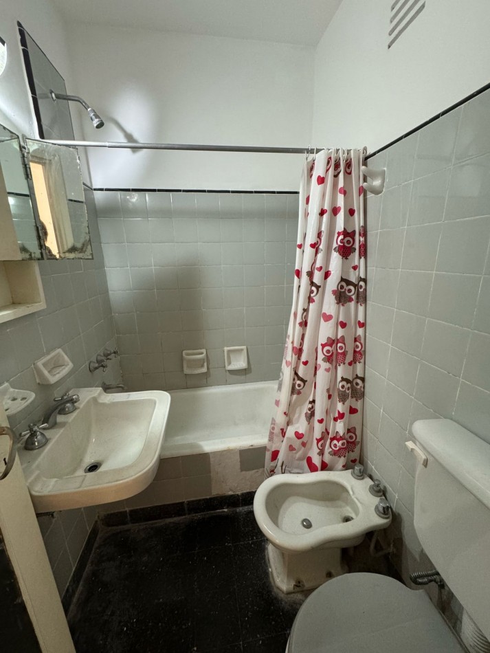 DEPARTAMENTO 2 AMBIENTES CON BALCON A LA CALLE, PATIO Y DEPENDENCIA  DE SERVICIO EN ALDREY