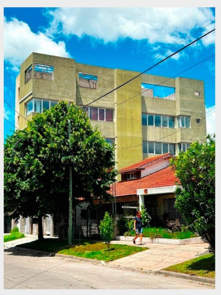 EDIFICIO ENTERO EN CALLE NECOCHEA Y CHILE