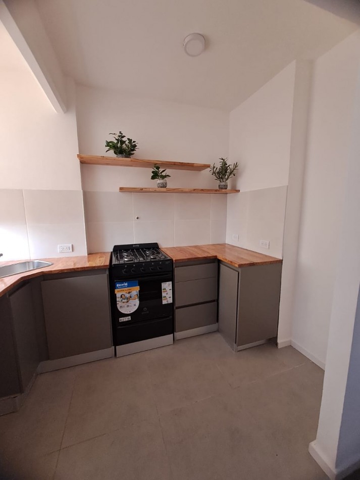 DEPARTAMENTO 1 AMB CON BALCON AL CONTRAFRENTE RECICLADO VENDE Y PERMUTA